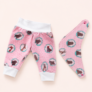 Baby Pumphose mit Halstuch Waldtiermotive Rosa Weiß – Waldtiermotive in Rosa und Weiß mit hellen Bündchen