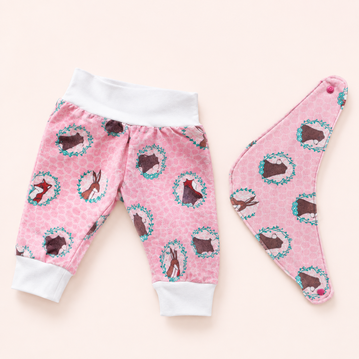Baby Pumphose mit Halstuch Waldtiermotive Rosa Weiß – Waldtiermotive in Rosa und Weiß mit hellen Bündchen