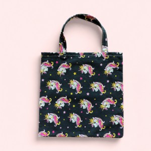Handgefertigte Kindertasche mit Einhornmotiv auf schwarzem Grund