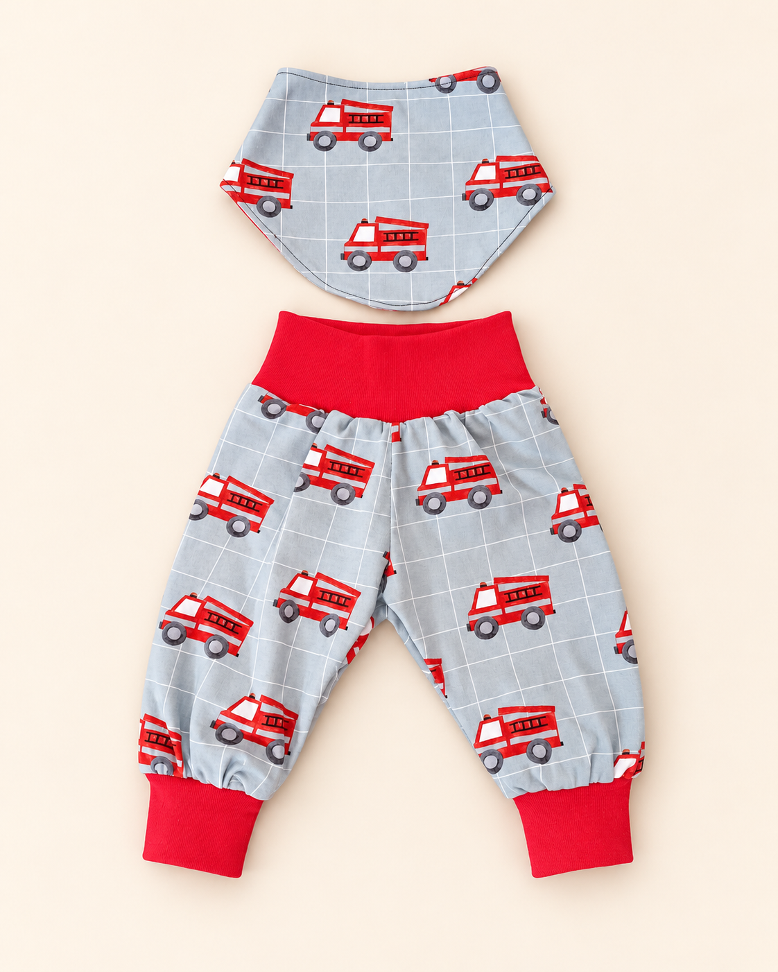 Handgefertigtes Babyset Feuerwehr Größe 62 mit Pumphose und Halstuch